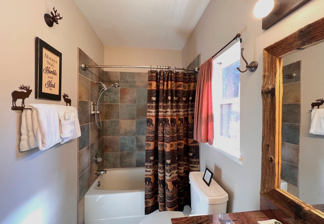 Chalet in Breckenridge - Chalet w/ Hot Tub, Dog Friendly, 3 Miles to Breck 