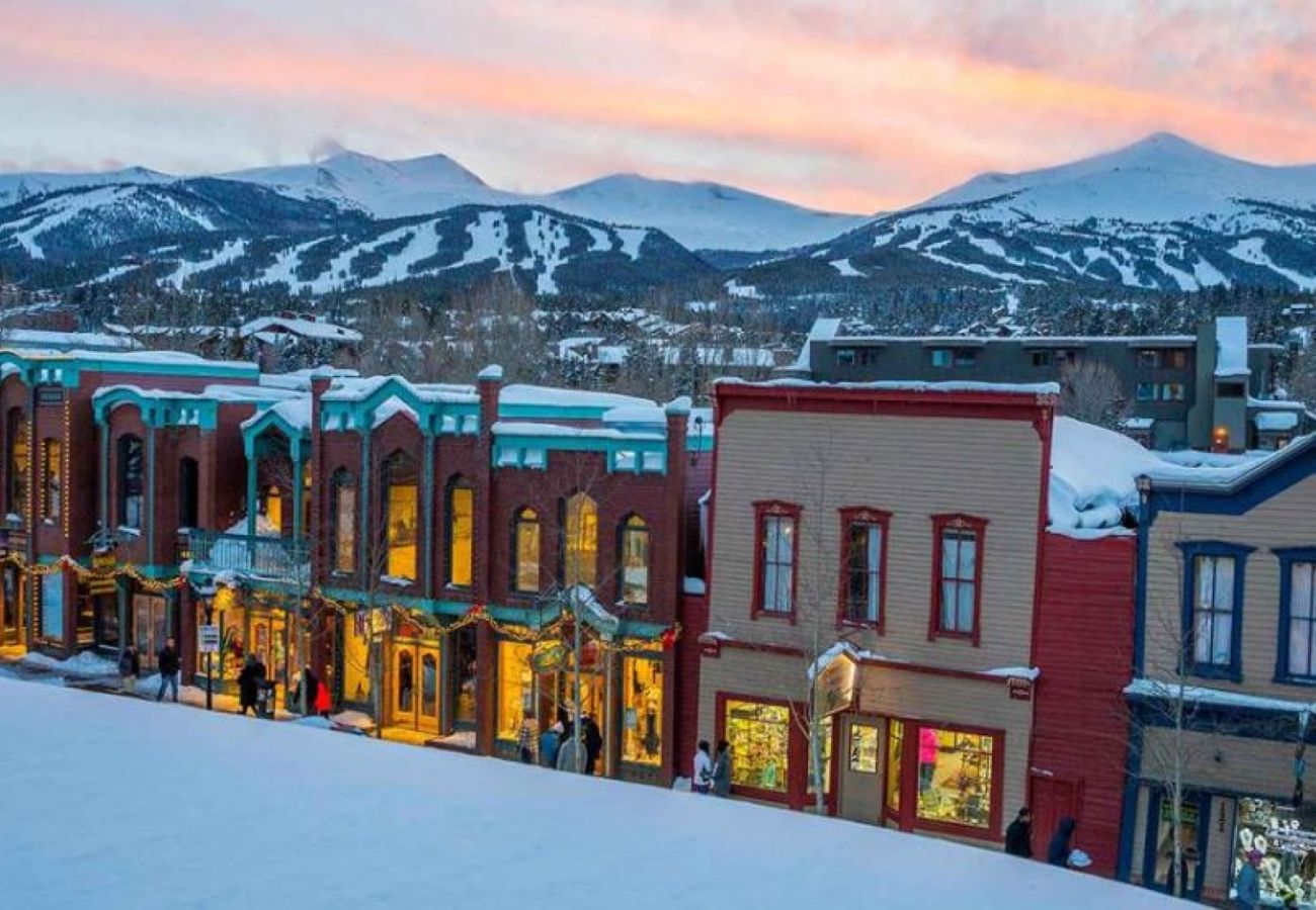 Townhouse in Breckenridge - WOW views + Private Hot Tub, Walk to Breck