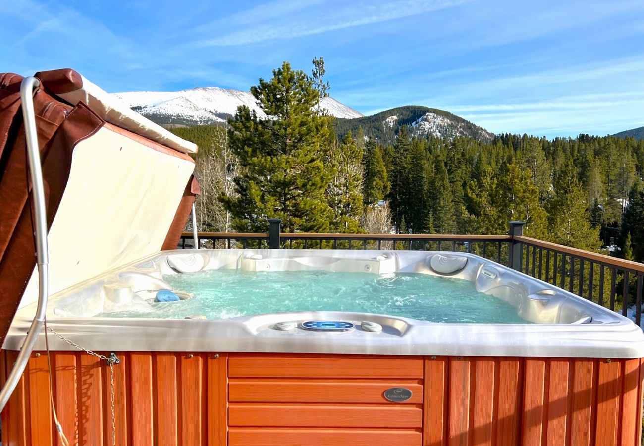 Townhouse in Breckenridge - WOW views + Private Hot Tub, Walk to Breck