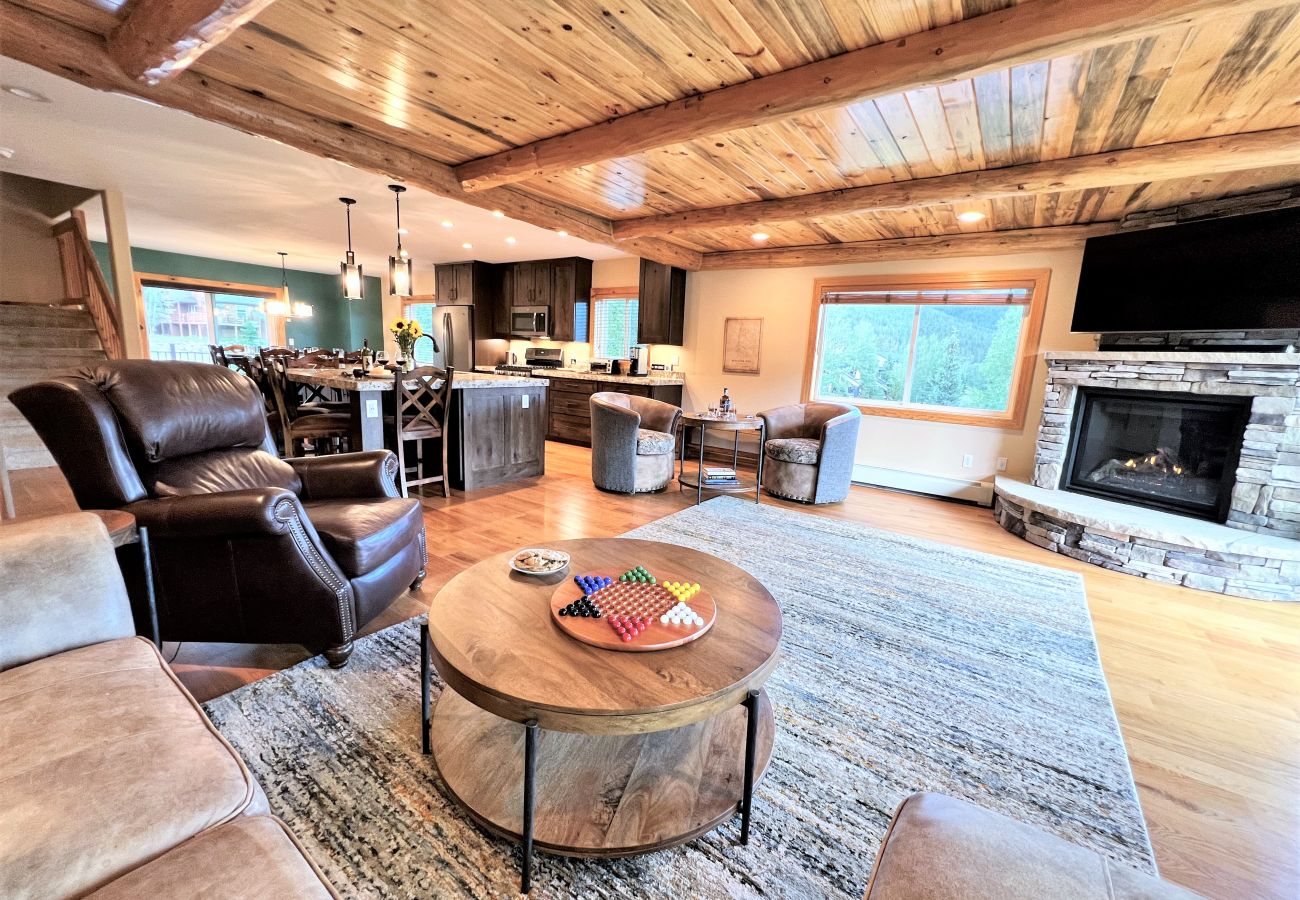 Townhouse in Breckenridge - WOW views + Private Hot Tub, Walk to Breck