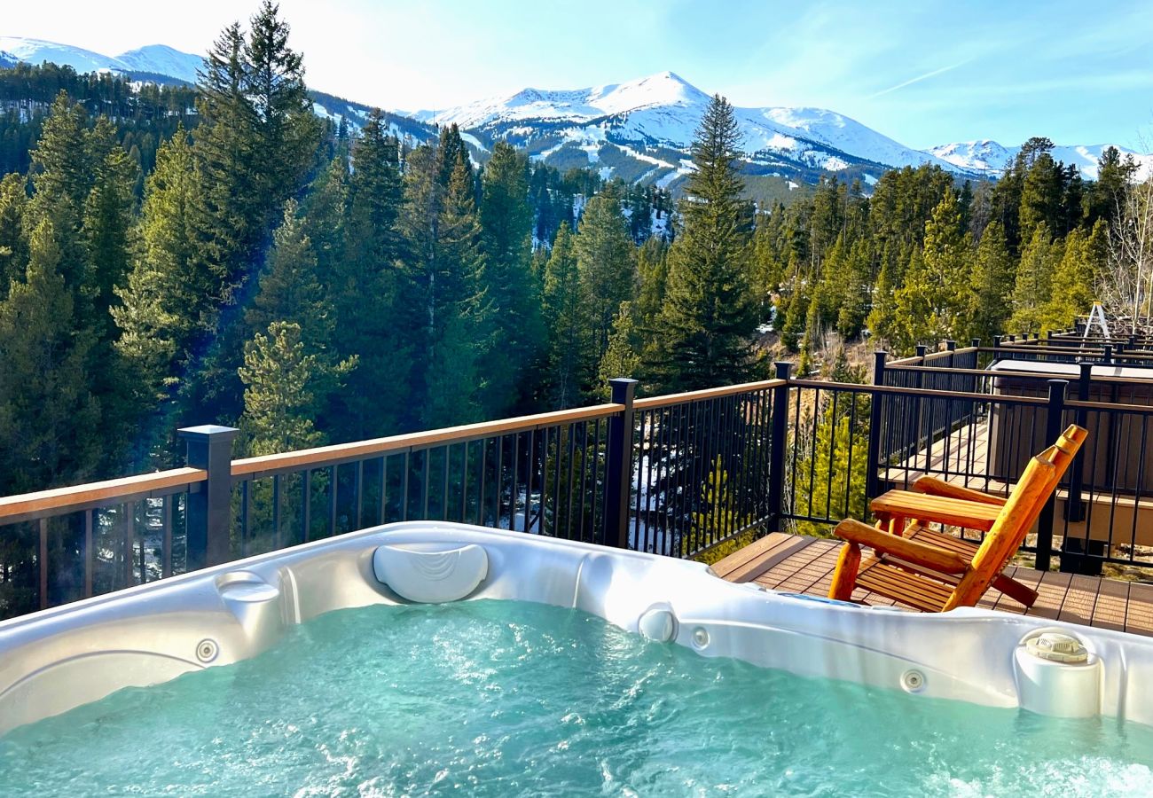 Townhouse in Breckenridge - WOW views + Private Hot Tub, Walk to Breck