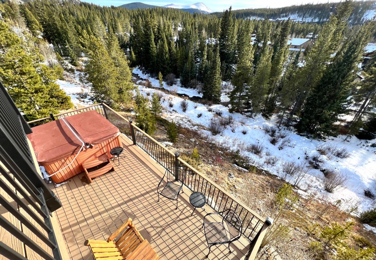 Townhouse in Breckenridge - WOW views + Private Hot Tub, Walk to Breck