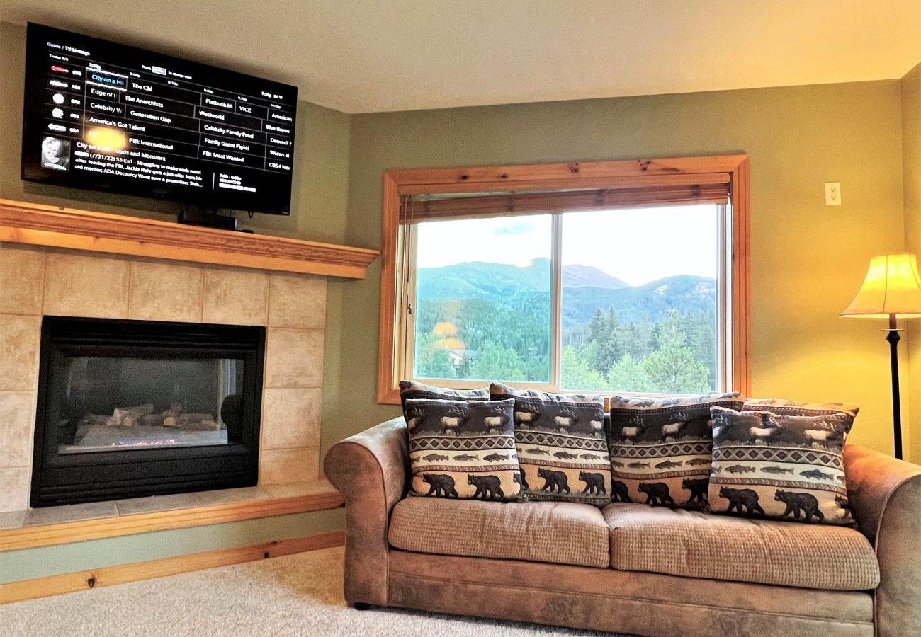 Townhouse in Breckenridge - WOW views + Private Hot Tub, Walk to Breck