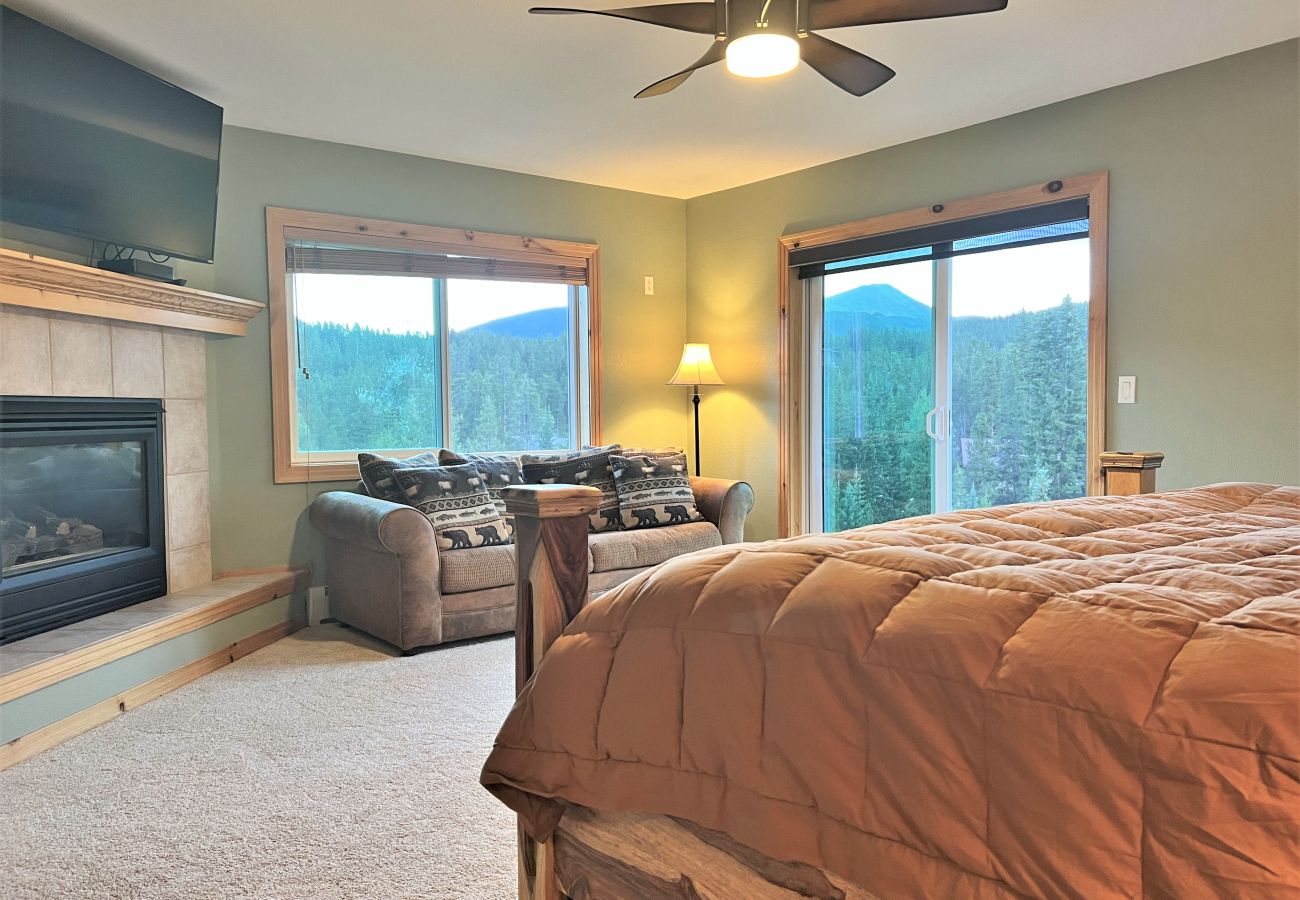 Townhouse in Breckenridge - WOW views + Private Hot Tub, Walk to Breck