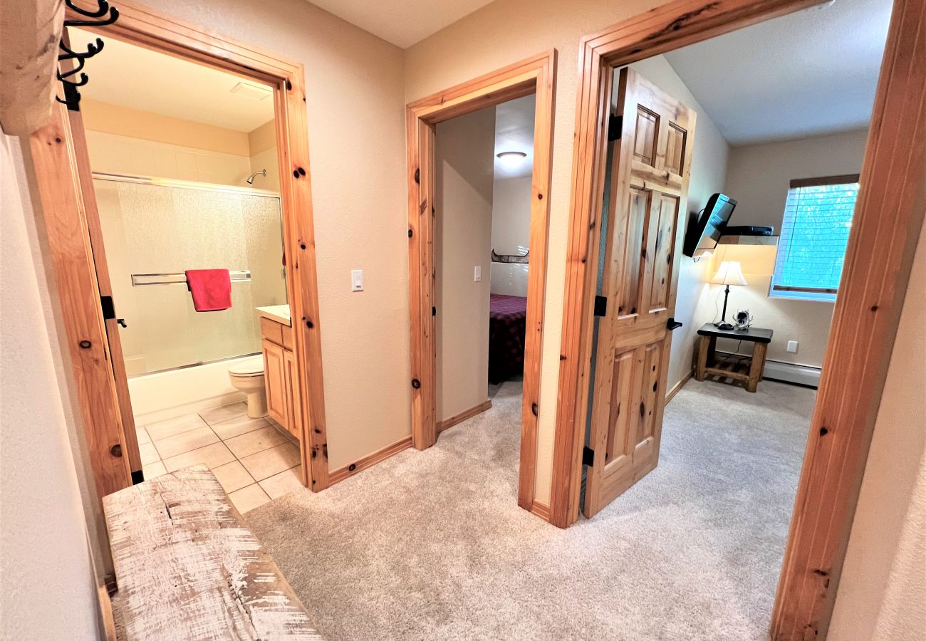 Townhouse in Breckenridge - WOW views + Private Hot Tub, Walk to Breck