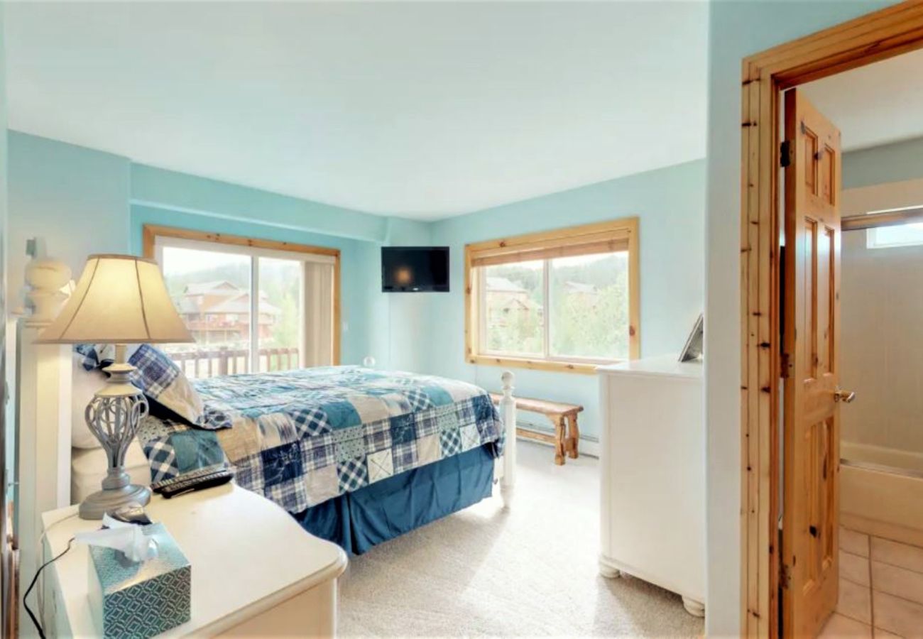 Townhouse in Breckenridge - WOW views + Private Hot Tub, Walk to Breck