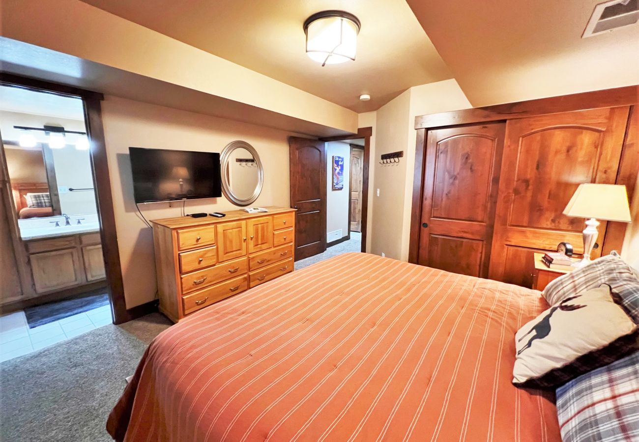 Condominium in Breckenridge - Walk to Lift + Historic Breck, Private Hot Tub