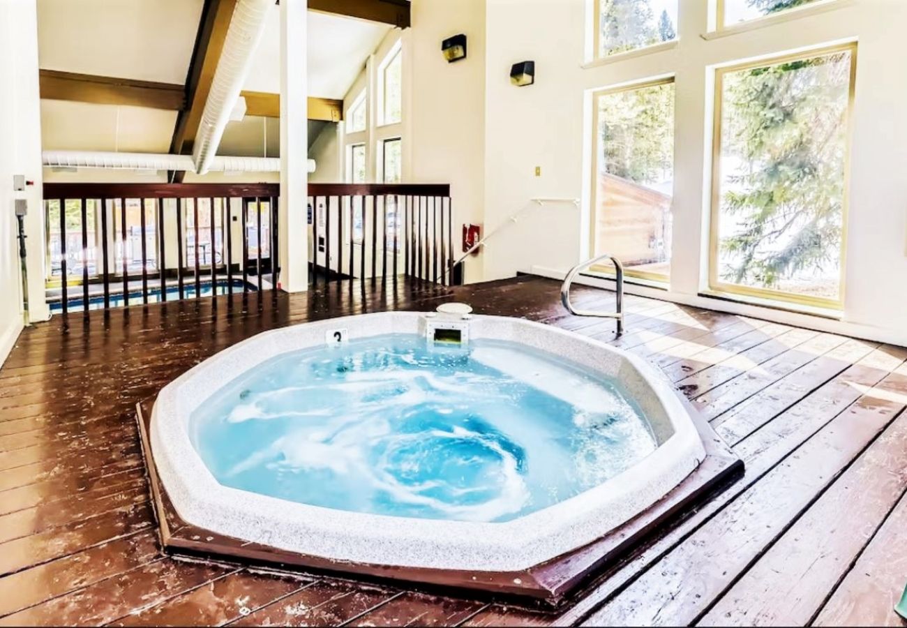 Condominium in Breckenridge - SKI IN-OUT On 4 Oclock Run, Indoor Pool + Hot Tubs