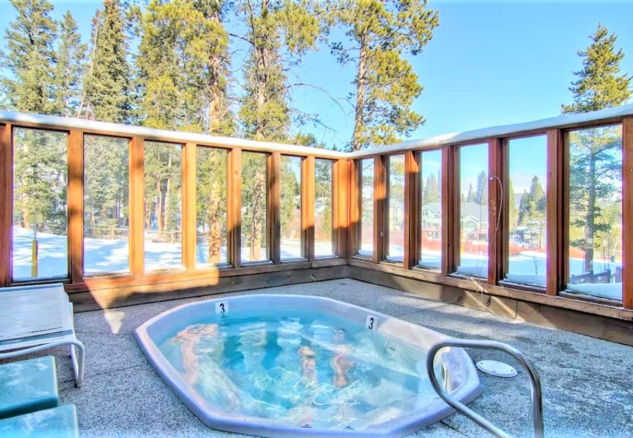 Condominium in Breckenridge - SKI IN-OUT On 4 Oclock Run, Indoor Pool + Hot Tubs