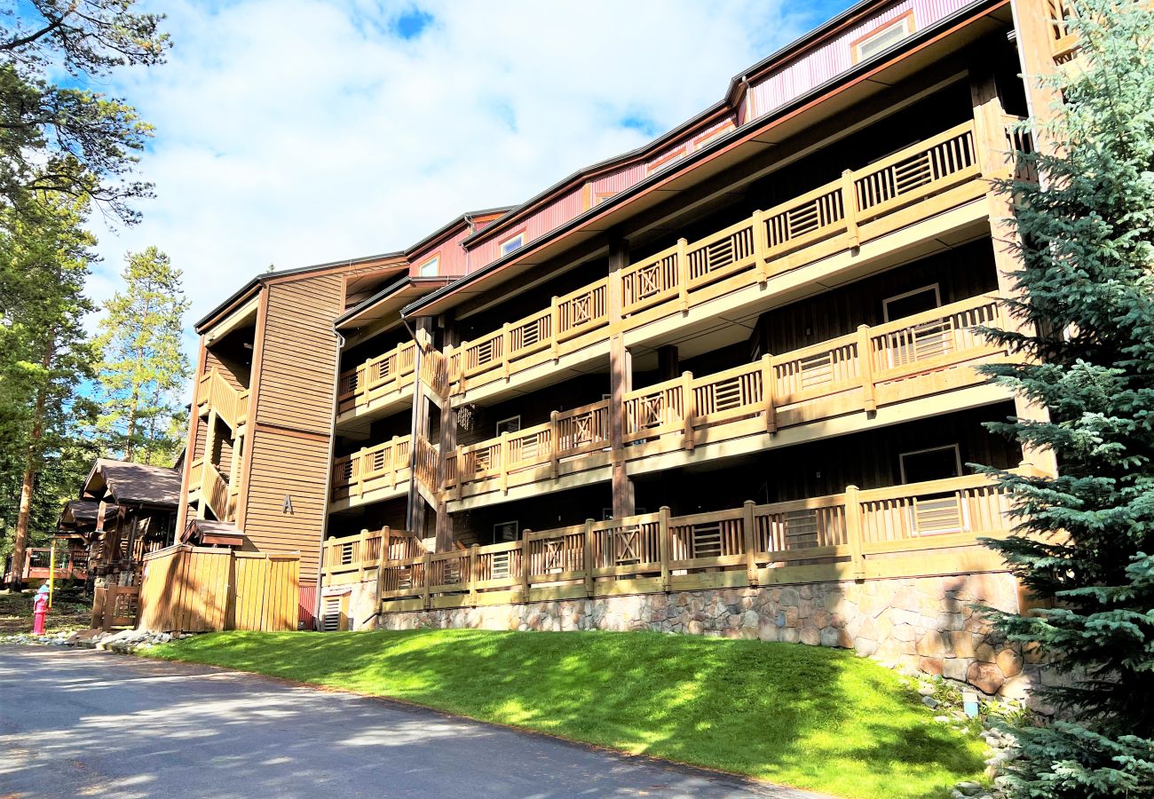 Condominium in Breckenridge - SKI IN-OUT On 4 Oclock Run, Indoor Pool + Hot Tubs