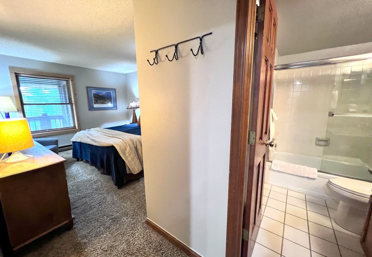 Condominium in Breckenridge - SKI IN-OUT On 4 Oclock Run, Indoor Pool + Hot Tubs