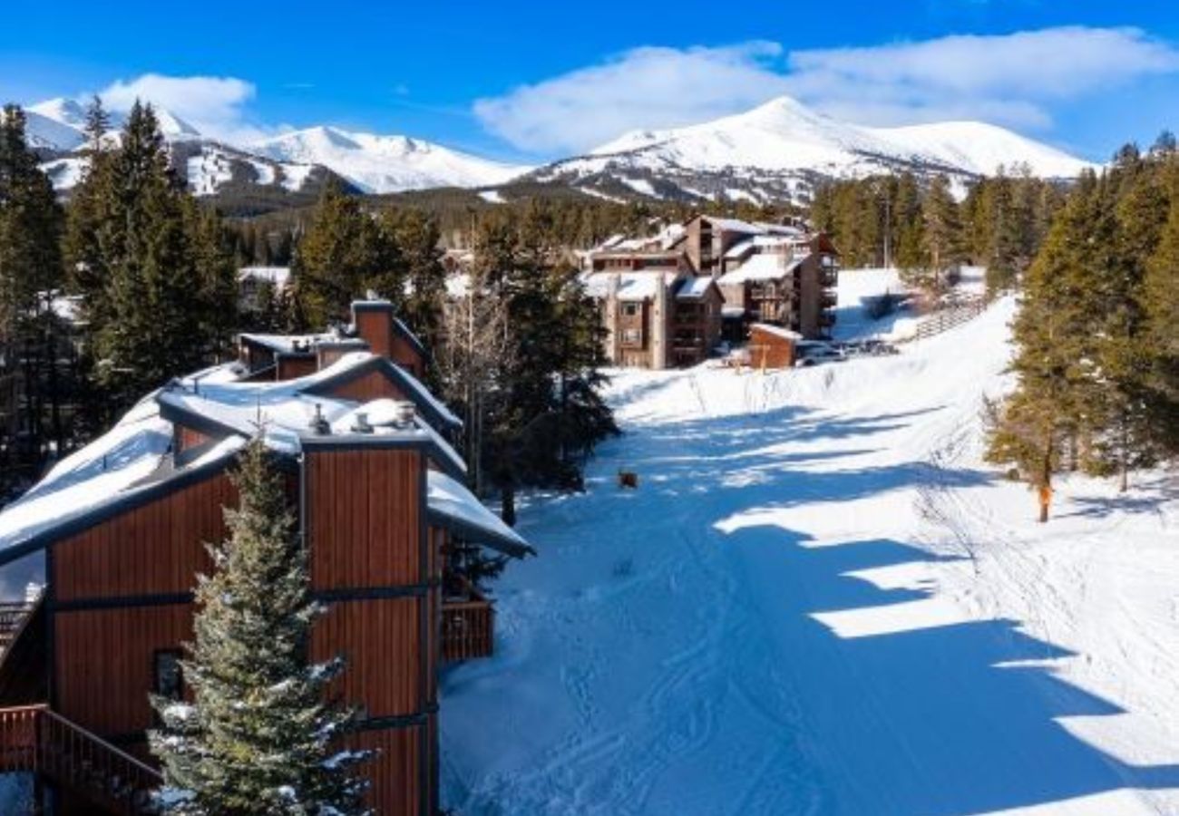 Condominium in Breckenridge - Ski in/out ON 4O’clock Run Play in Pool+Hot Tubs