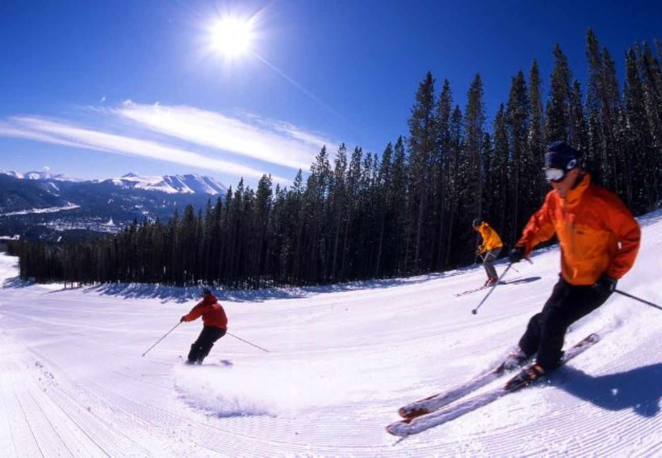 Townhouse in Breckenridge - Ski In-Out to 4 O'clock Run, Private Hot Tub -Deck