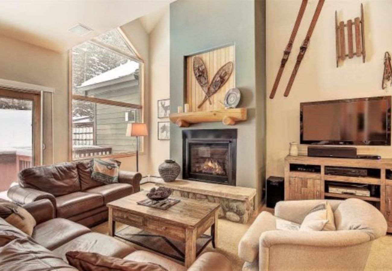 Townhouse in Breckenridge - Ski In-Out to 4 O'clock Run, Private Hot Tub -Deck