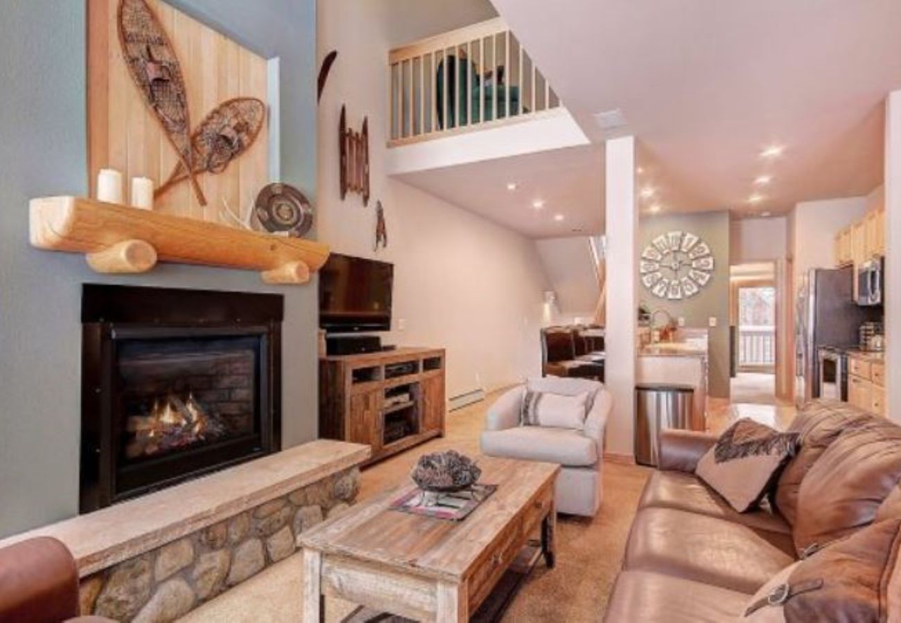 Townhouse in Breckenridge - Ski In-Out to 4 O'clock Run, Private Hot Tub -Deck