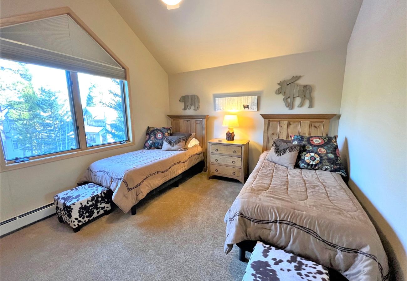 Townhouse in Breckenridge - Ski In-Out to 4 O'clock Run, Private Hot Tub -Deck