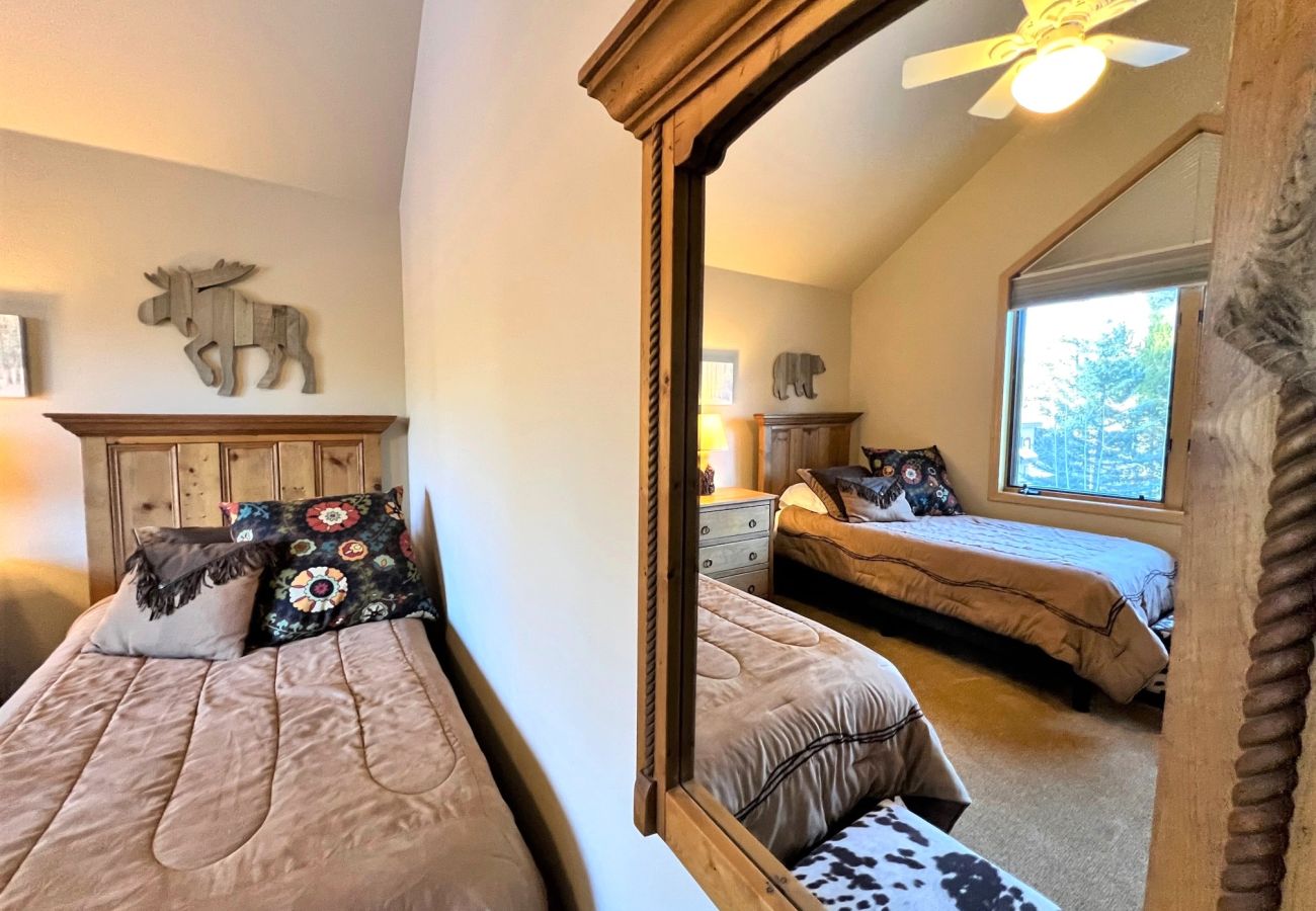 Townhouse in Breckenridge - Ski In-Out to 4 O'clock Run, Private Hot Tub -Deck