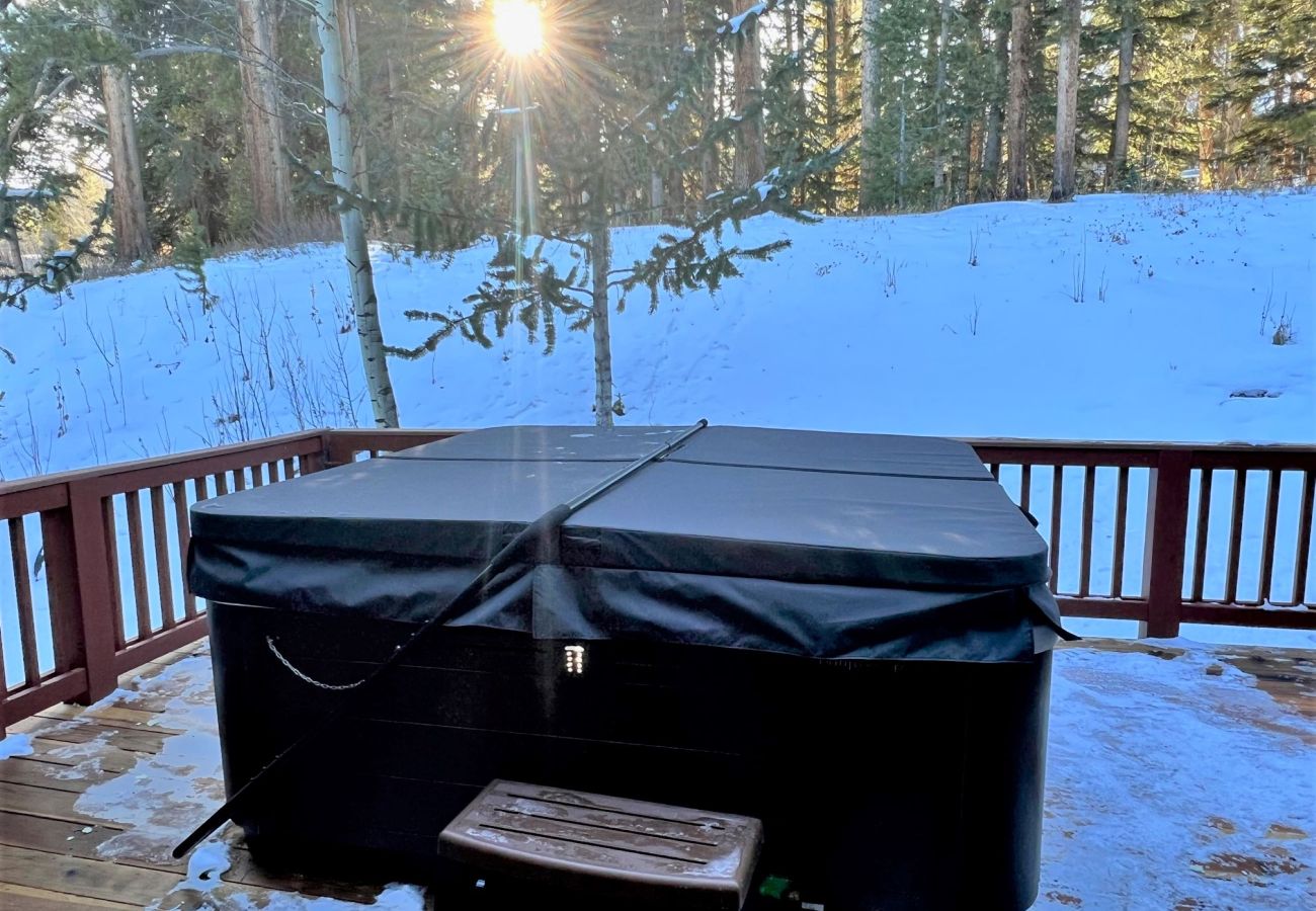 Townhouse in Breckenridge - Ski In-Out to 4 O'clock Run, Private Hot Tub -Deck