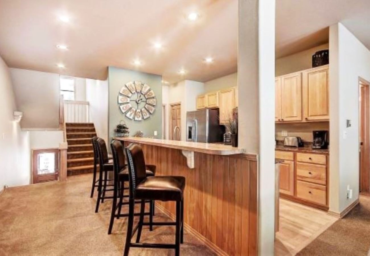 Townhouse in Breckenridge - Ski In-Out to 4 O'clock Run, Private Hot Tub -Deck