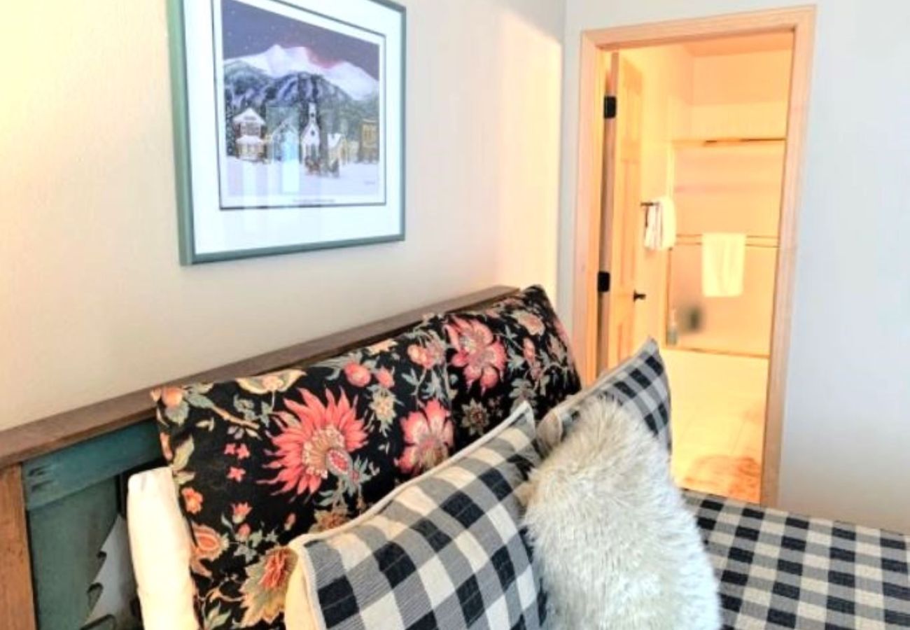 Townhouse in Breckenridge - Ski In-Out to 4 O'clock Run, Private Hot Tub -Deck