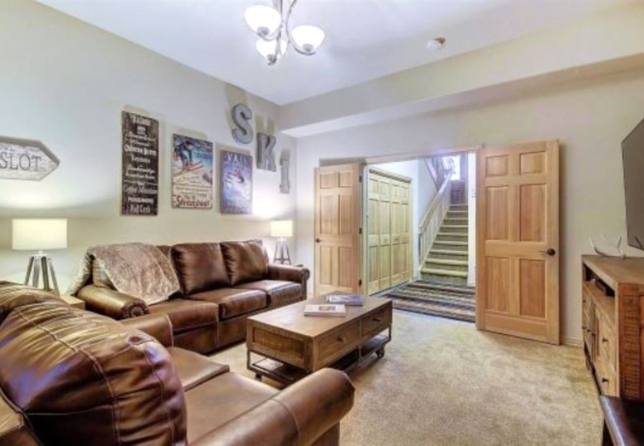 Townhouse in Breckenridge - Ski In-Out to 4 O'clock Run, Private Hot Tub -Deck