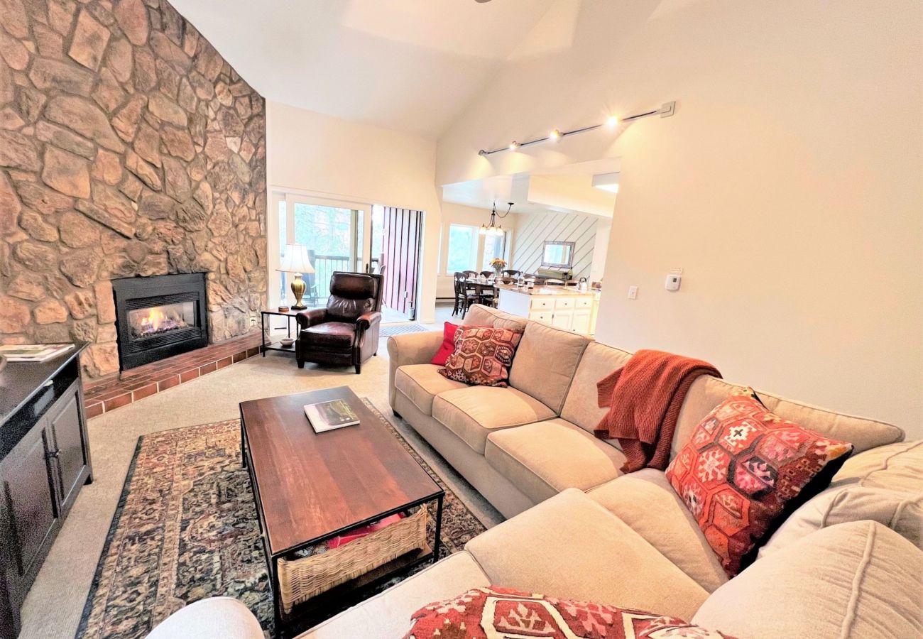 Condominium in Breckenridge - Walk to Main St. Breck + Snowflake Lift, Pool+Hot Tubs