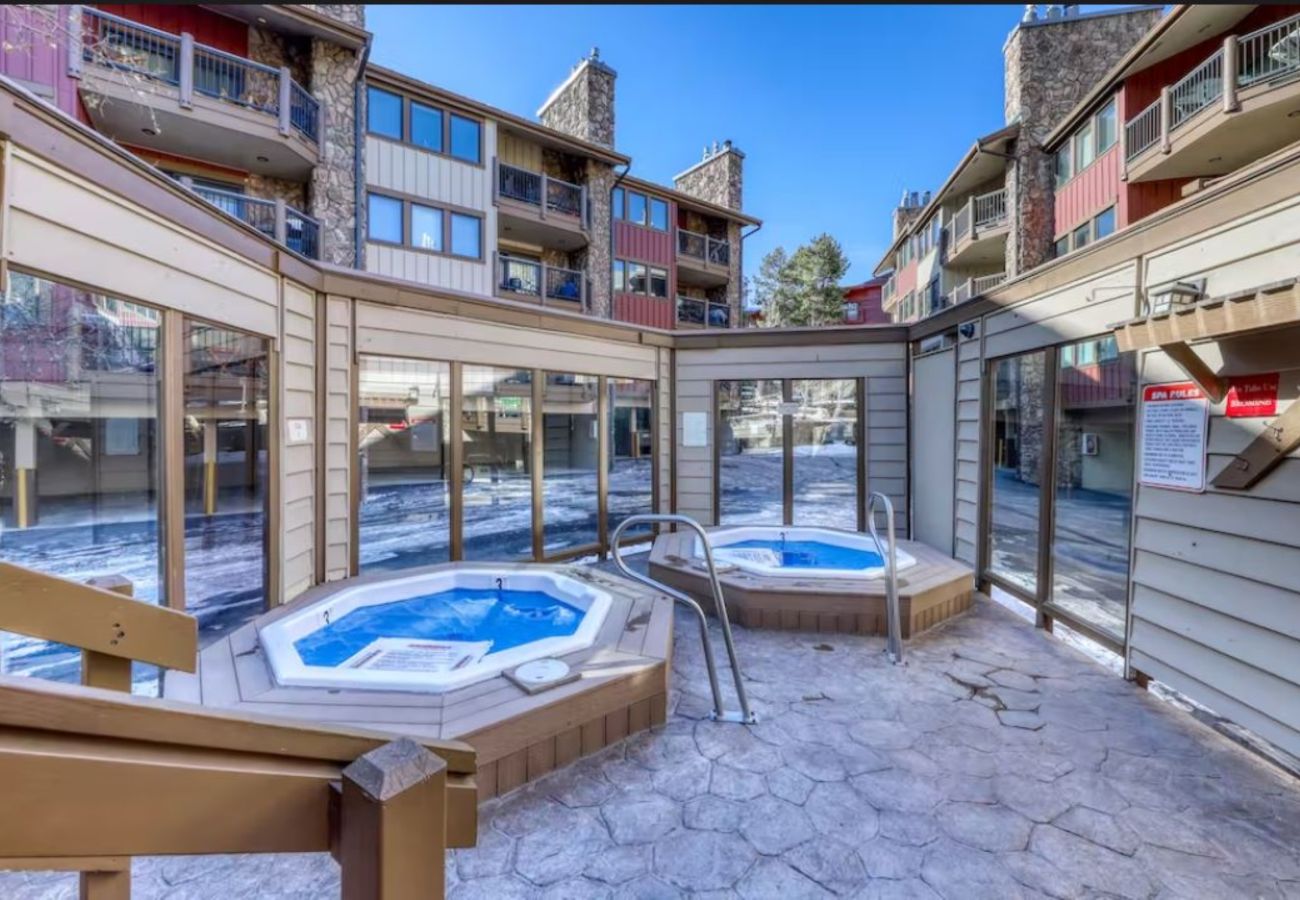 Condominium in Breckenridge - Walk to Main St. Breck + Snowflake Lift, Pool+Hot Tubs