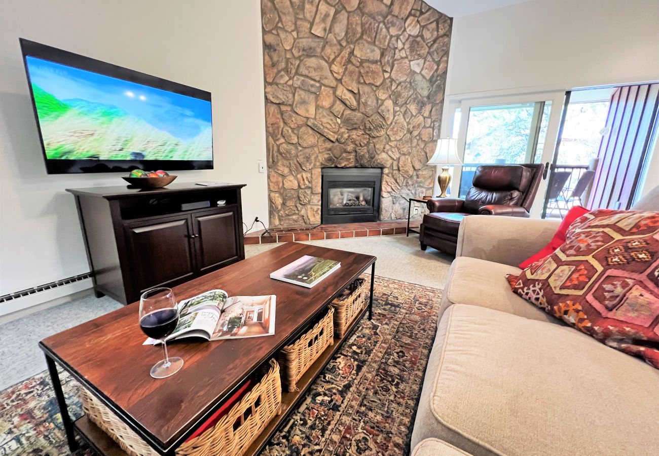 Condominium in Breckenridge - Walk to Main St. Breck + Snowflake Lift, Pool+Hot Tubs