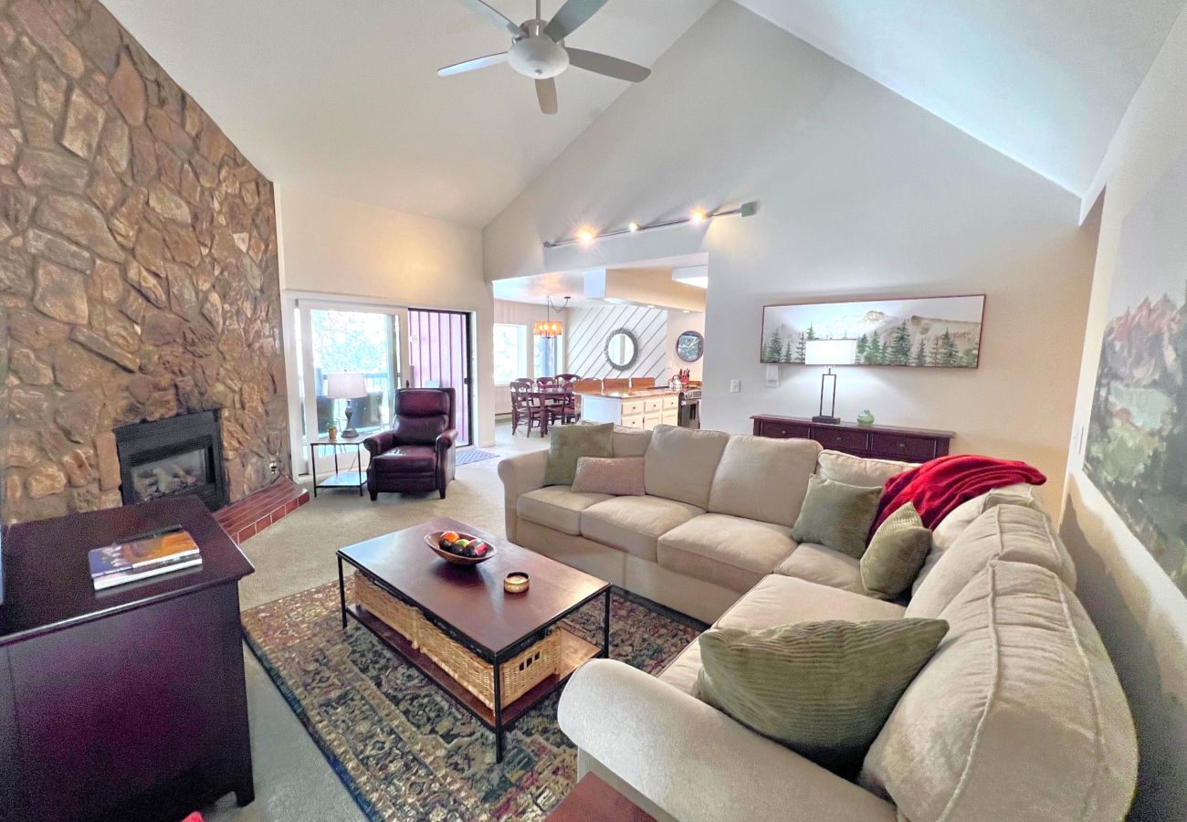 Condominium in Breckenridge - Walk to Main St. + Snowflake Lift, Pool+Hot Tubs