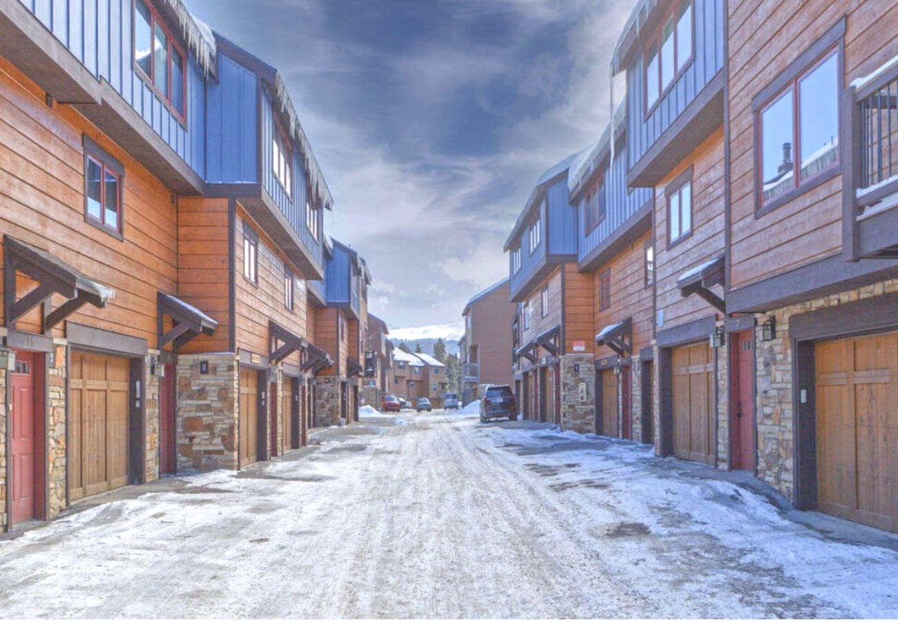 Townhouse in Breckenridge - Near Main St. Breck Snowflake Lift, Pool Hot tubs