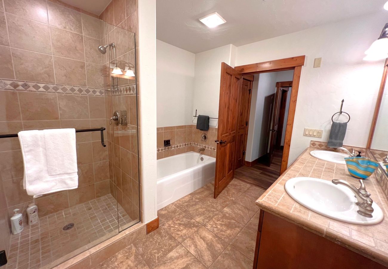 Townhouse in Breckenridge - Ski-In, Near Main St. Breck, Pools, Hot tubs