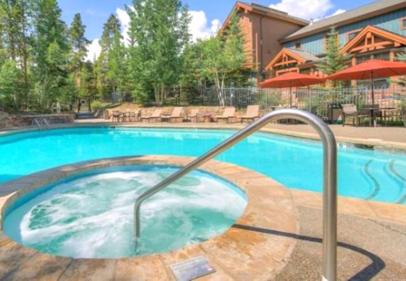 Townhouse in Breckenridge - Fun Awaits! Ski-In Pools Hot Tubs Walk to Main St