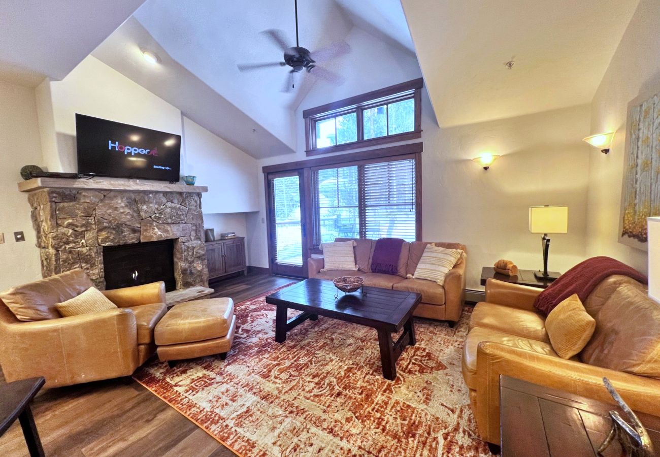 Townhouse in Breckenridge - Fun Awaits! Ski-In Pools Hot Tubs Walk to Main St