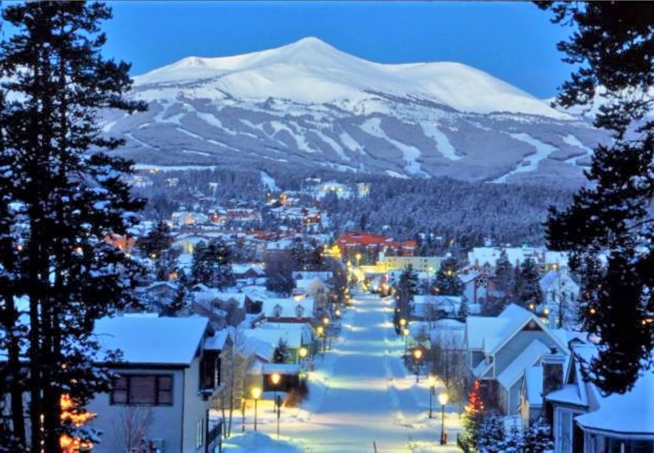 Condominium in Breckenridge - Ski-In 4 O'clock Run In Historic Breck Hot Tub