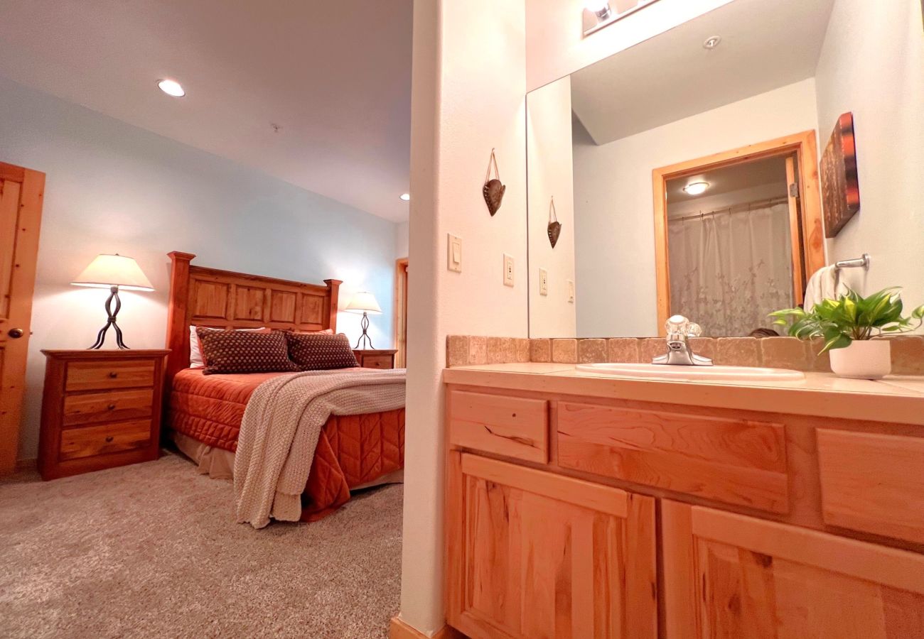 Condominium in Breckenridge - Ski-In 4 O'clock Run In Historic Breck Hot Tub