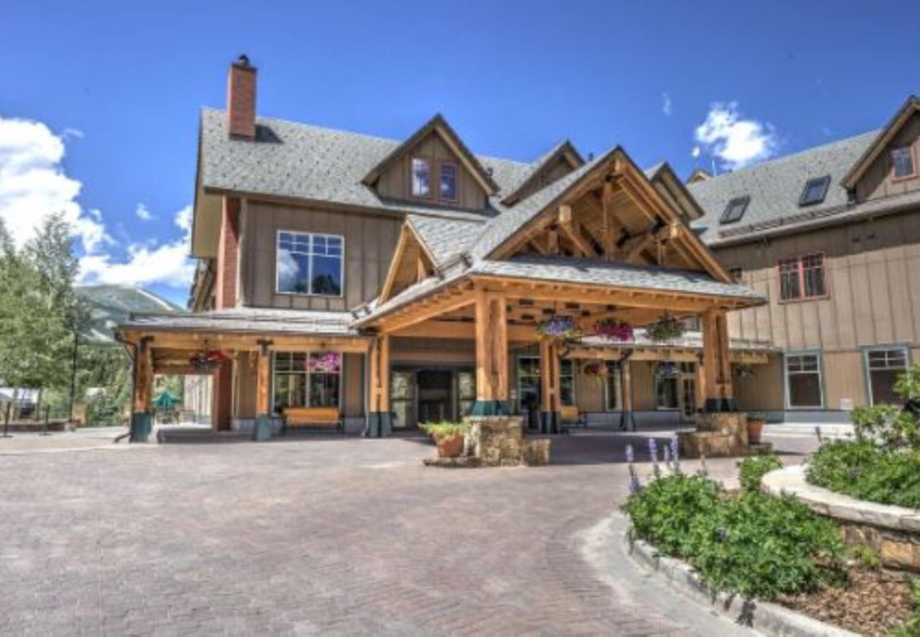 Condominium in Breckenridge - Mtn. + Lake views, Pool + 7 Hot tubs Walk to Lift