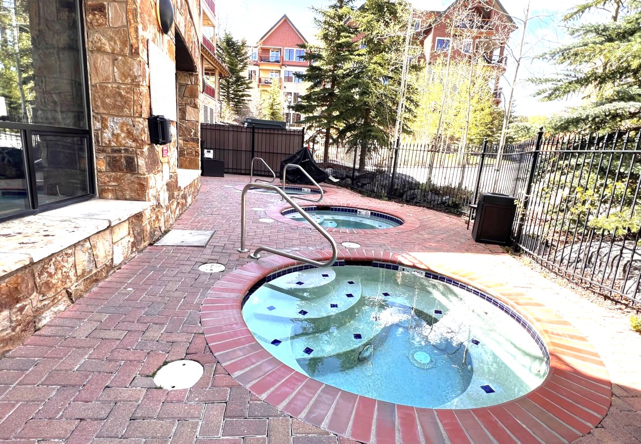 Condominium in Breckenridge - Mtn. + Lake views, Pool + 7 Hot tubs Walk to Lift