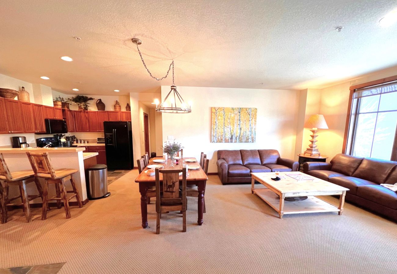 Condominium in Breckenridge - Mtn. + Lake views, Pool + 7 Hot tubs Walk to Lift