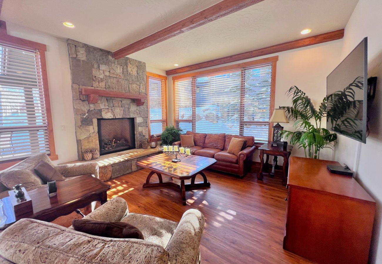 House in Silverthorne - Mtn Views! Fire Pit, Dog Friendly, Ski, Hike, Play