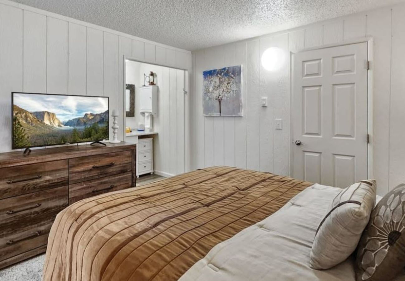 Townhouse in Breckenridge -  Mtn Top Condo 2 miles to Breck Gas Log Burner