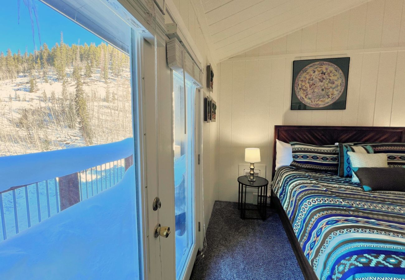 Townhouse in Breckenridge - Charming Condo Gas Log Burner, 2 miles to Ski Breck 